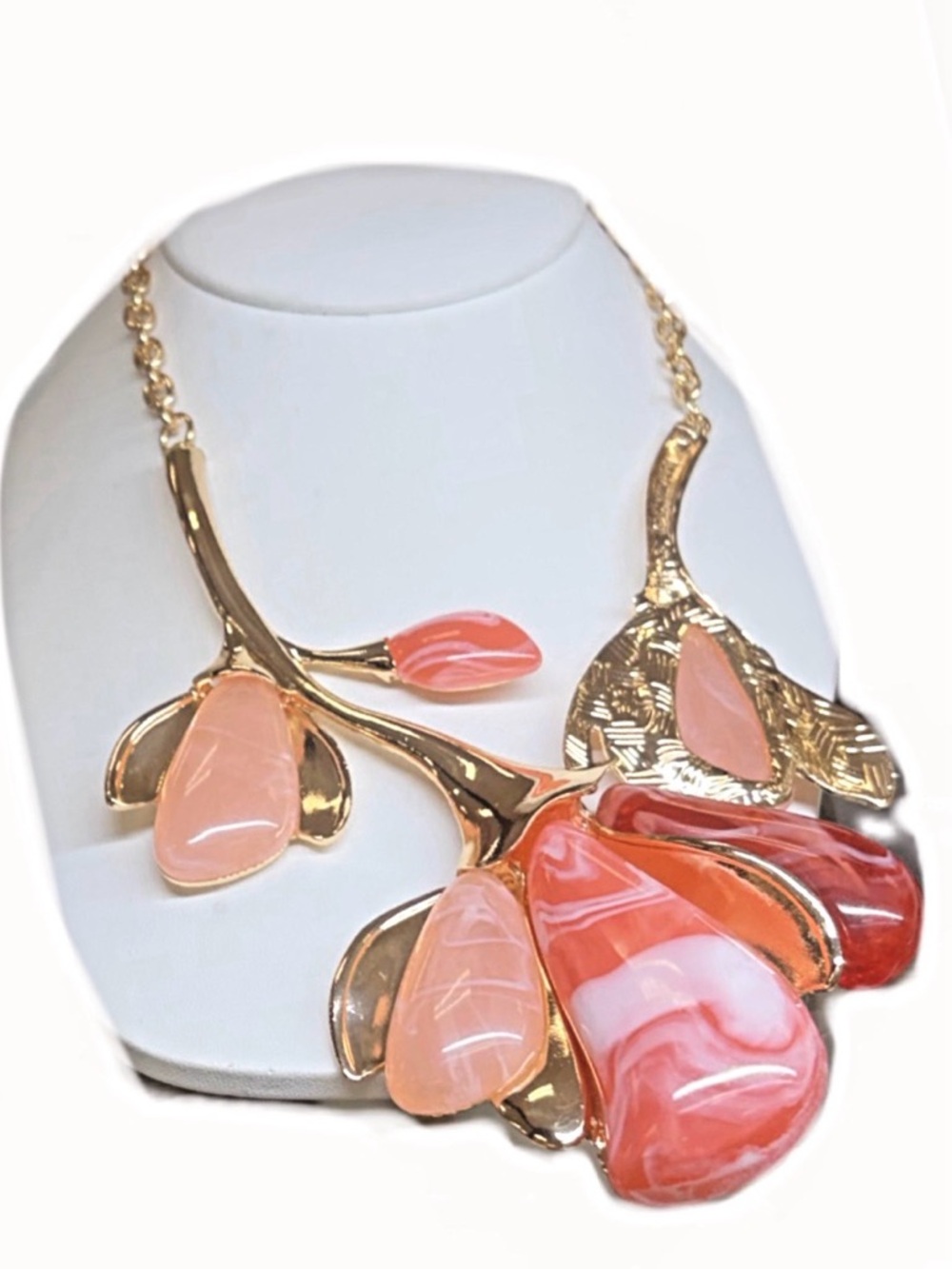 NWT ⚜️🌺⚜️ Natasha Gold Tone Statement Floral Necklace - Picture 4 of 8